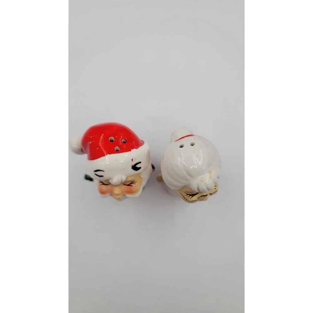 Napco Mr And Mrs Santa Claus Kissing Salt‎ & Pepper Shakers